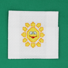 Marque "soleil" brodée à la main.