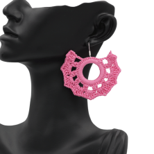 Ein Paar handgefertigte Ohrringe aus Baumwolle. Geschenkidee. Handgefertigt im Tessin