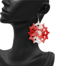 Ein Paar handgefertigte Ohrringe aus Baumwolle. Geschenkidee. Handgefertigt im Tessin