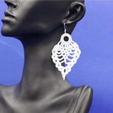 Ein Paar handgefertigte Ohrringe aus Baumwolle. Geschenkidee. Handgefertigt im Tessin