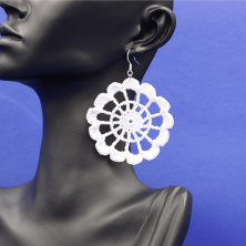 Ein Paar handgefertigte Ohrringe aus Baumwolle. Geschenkidee. Handgefertigt im Tessin