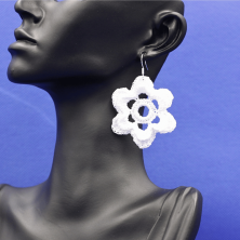 Ein Paar handgefertigte Ohrringe aus Baumwolle. Geschenkidee. Handgefertigt im Tessin