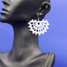 Ein Paar handgefertigte Ohrringe aus Baumwolle. Geschenkidee. Handgefertigt im Tessin