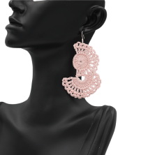 Ein Paar handgefertigte Ohrringe aus Baumwolle. Geschenkidee. Handgefertigt im Tessin