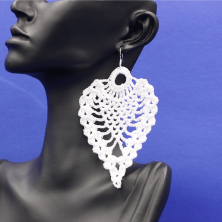 Ein Paar handgefertigte Ohrringe aus Baumwolle. Geschenkidee. Handgefertigt im Tessin