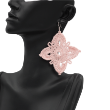 Ein Paar handgefertigte Ohrringe aus Baumwolle. Geschenkidee. Handgefertigt im Tessin