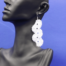 Ein Paar handgefertigte Ohrringe aus Baumwolle. Geschenkidee. Handgefertigt im Tessin