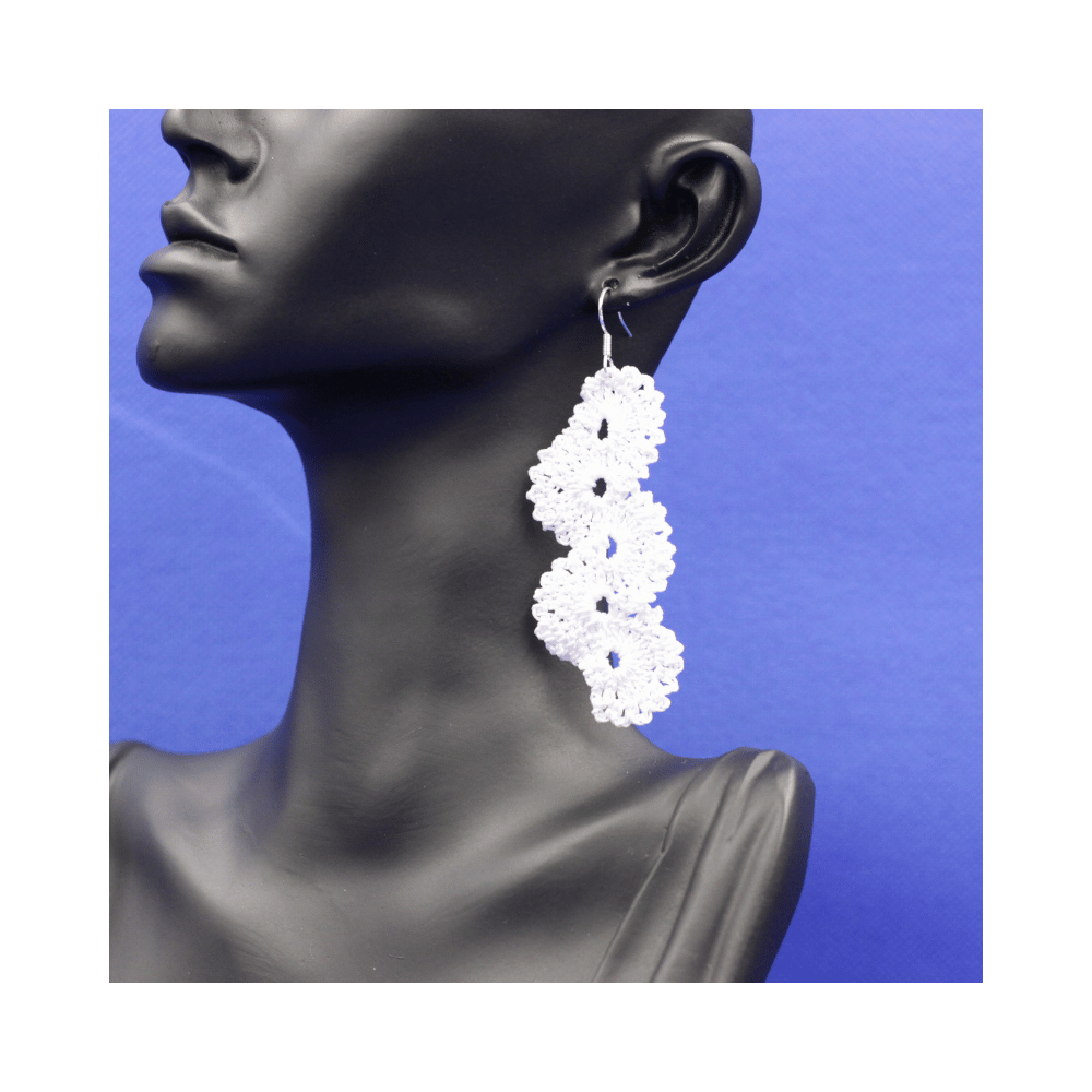 Paire de boucles d’oreilles fait à la main. Idée de cadeau. Fait main Paire de boucles d’oreilles fait à la main. Idée de cadeau. Fait main
