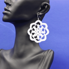 Ein Paar handgefertigte Ohrringe aus Baumwolle. Geschenkidee. Handgefertigt im Tessin