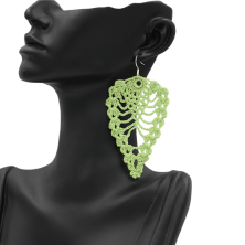 Ein Paar handgefertigte Ohrringe aus Baumwolle. Geschenkidee. Handgefertigt im Tessin