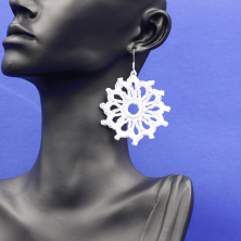 Ein Paar handgefertigte Ohrringe aus Baumwolle. Geschenkidee. Handgefertigt im Tessin