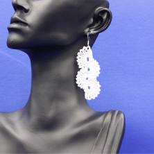 Ein Paar handgefertigte Ohrringe aus Baumwolle. Geschenkidee. Handgefertigt im Tessin