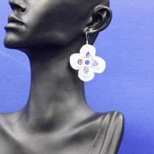 Ein Paar handgefertigte Ohrringe aus Baumwolle. Geschenkidee. Handgefertigt im Tessin