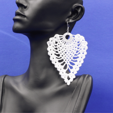 Ein Paar handgefertigte Ohrringe aus Baumwolle. Geschenkidee. Handgefertigt im Tessin