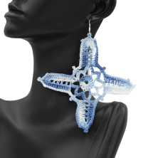 Ein Paar handgefertigte Ohrringe aus Baumwolle. Geschenkidee. Handgefertigt im Tessin