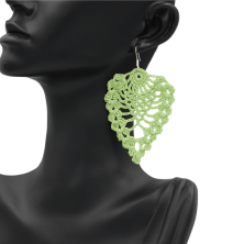 Ein Paar handgefertigte Ohrringe aus Baumwolle. Geschenkidee. Handgefertigt im Tessin