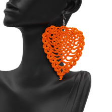 Ein Paar handgefertigte Ohrringe aus Baumwolle. Geschenkidee. Handgefertigt im Tessin