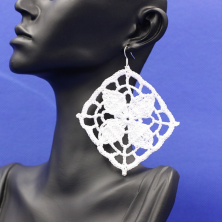 Paire de boucles d’oreilles fait à la main. Idée de cadeau. Fait main