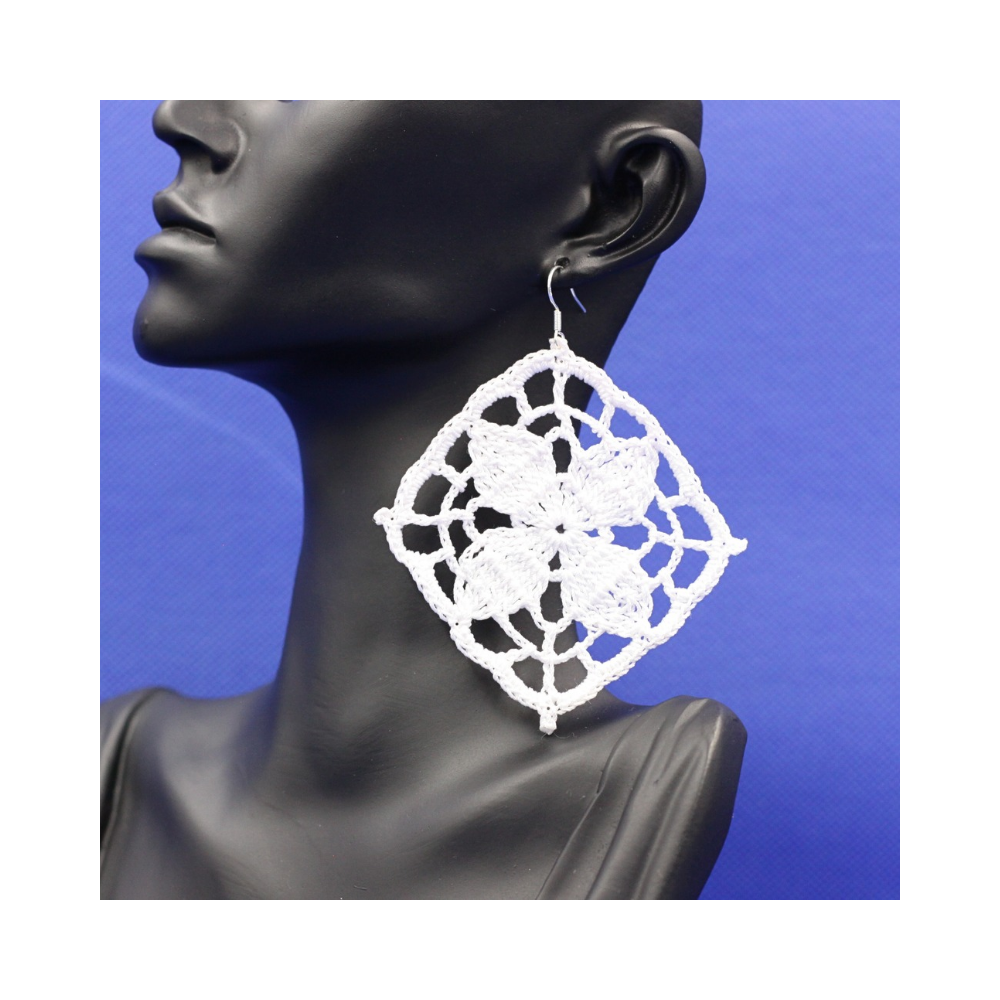 Paire de boucles d’oreilles fait à la main. Idée de cadeau. Fait main