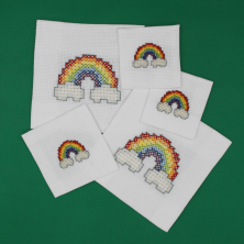Contrassegno "Arcobaleno" ricamato a mano.