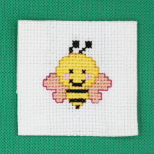 Marque "abeille" brodée à la main.