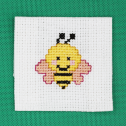 Marque "abeille" brodée à la main.