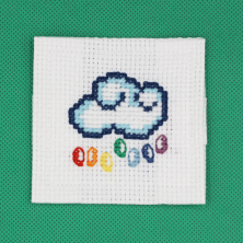 Marque "nuage" brodée à la main.