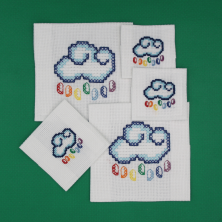 Marque "nuage" brodée à la main.