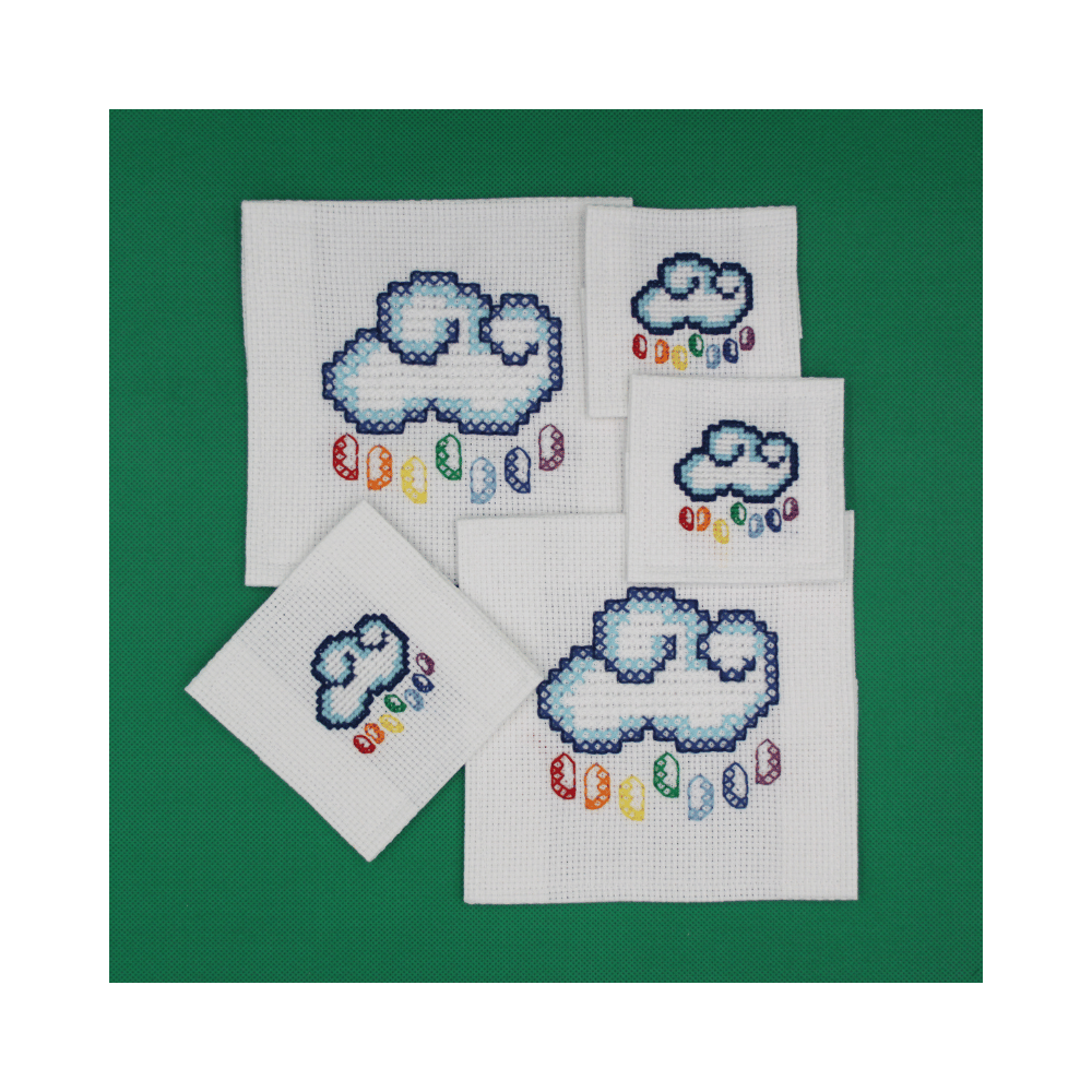 Marque "nuage" brodée à la main.