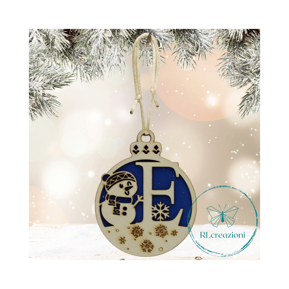 Decorazione per l'albero di Natale. Realizzata con taglio laser. Lettera E Decorazione per l'albero di Natale. Realizzata con taglio laser. Lettera E