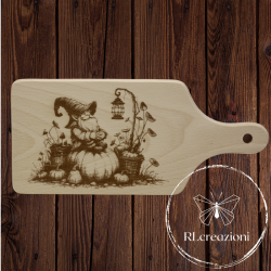 Planche à découper avec gravure laser d'un « gnome avec citrouilles ». Personnalisable sur demande.