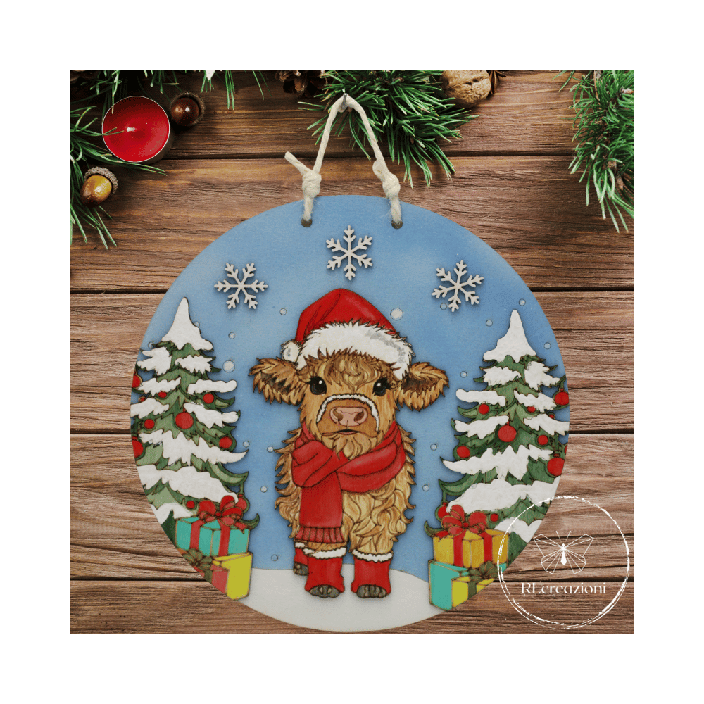 Une couronne de Noel original réalisé par découpe laser et décoré au pinceau et à l'aérographe. Une couronne de Noel original réalisé par découpe laser et décoré au pinceau et à l'aérographe.