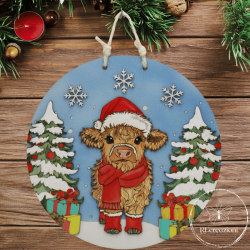 Une couronne de Noel original réalisé par découpe laser et décoré au pinceau et à l'aérographe.