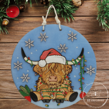 Une Couronne de Noël original réalisé par découpe laser et décoré au pinceau et à l'aérographe.