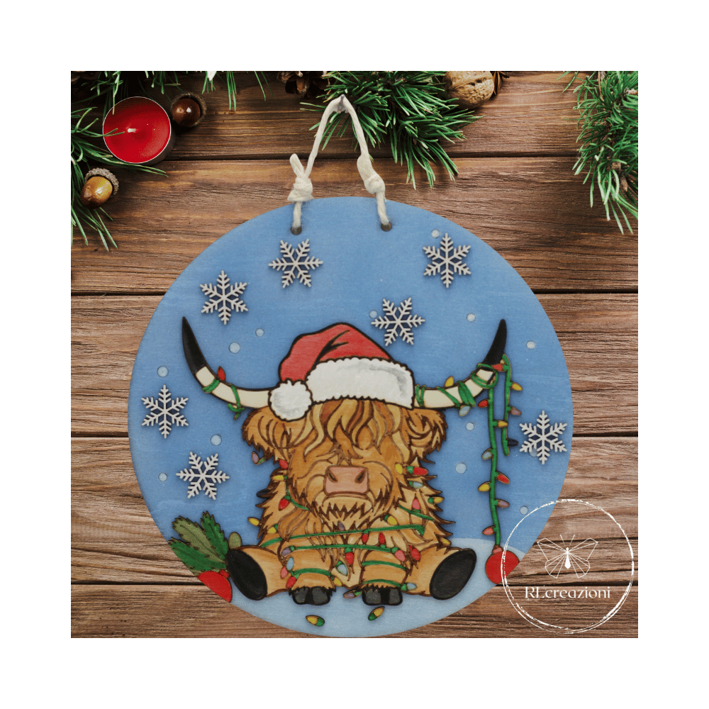 Une Couronne de Noël original réalisé par découpe laser et décoré au pinceau et à l'aérographe.