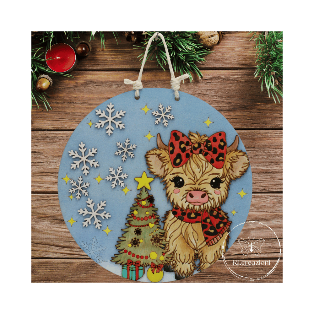 Une Couronne de Noël original réalisé par découpe laser et décoré au pinceau et à l'aérographe. Une Couronne de Noël original réalisé par découpe laser et décoré au pinceau et à l'aérographe.