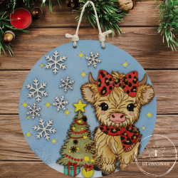 Une Couronne de Noël original réalisé par découpe laser et décoré au pinceau et à l'aérographe.