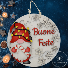 un'originale fuori porta in legno realizzato con taglio laser e decorato ad aerografo