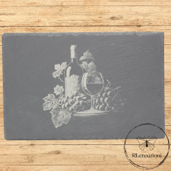 tagliere in ardesia con incisione laser uva, bicchiere di vino e bottiglia. Personalizzato su richiesta