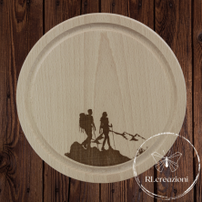Planche à découper avec gravure laser "randonneurs". Personnalisation sur demande