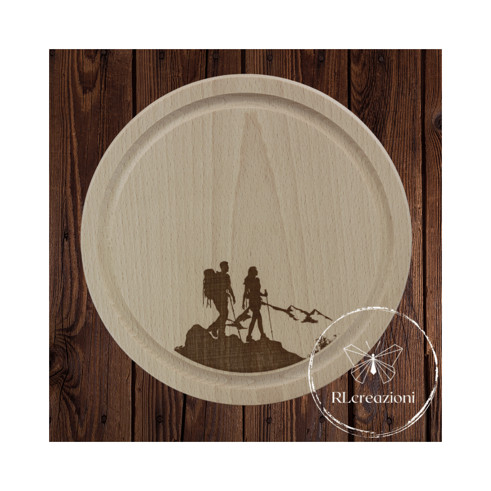 Planche à découper avec gravure laser "randonneurs". Personnalisation sur demande