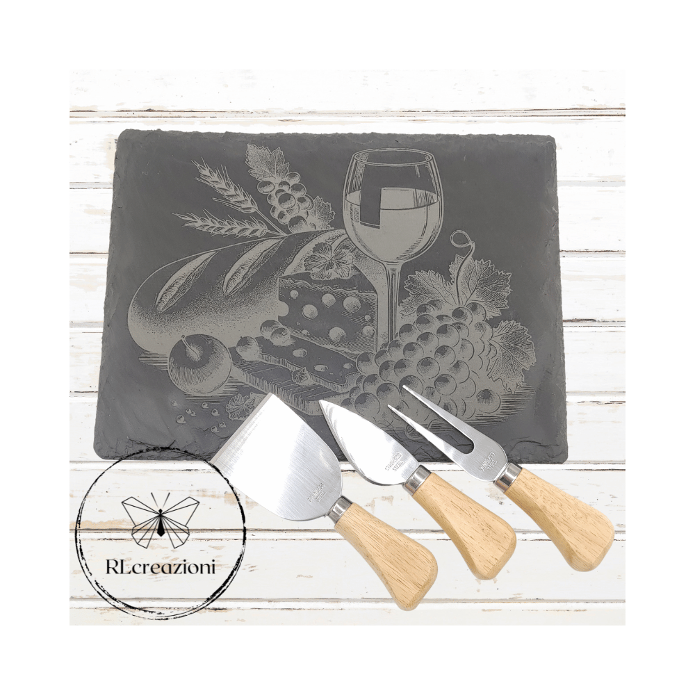 Prodotti artigianali. Tagliere in ardesia con incisione laser. Set di servizio per formaggi