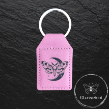 porte-clés en bois avec gravure laser. Papillon de nuit avec lune. Personnalisables. Idéaux comme gadgets d'entreprise.