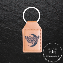 Porte-clés en simili cuir avec gravure laser. Papillon de nuit avec lune. Personnalisables. Idéaux comme gadgets d'entreprise.
