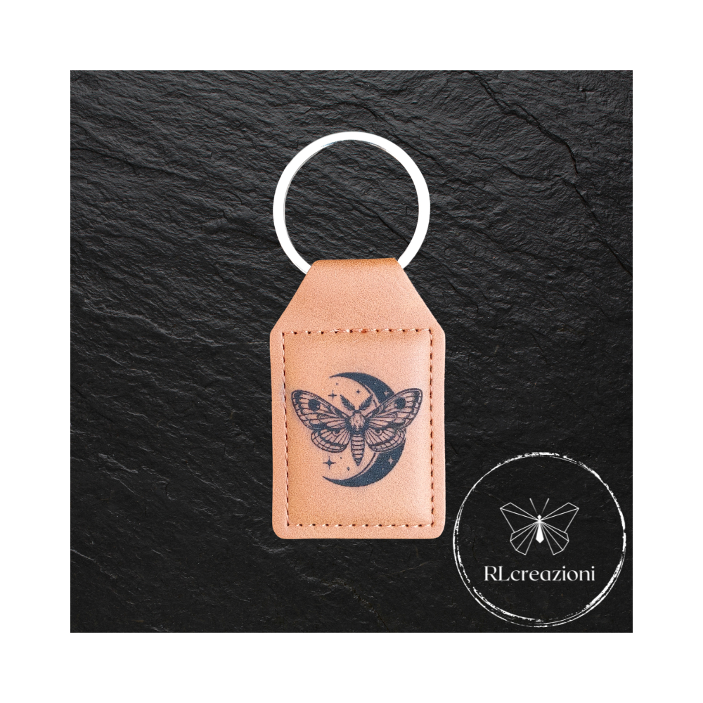 Porte-clés en simili cuir avec gravure laser. Papillon de nuit avec lune. Personnalisables. Idéaux comme gadgets d'entreprise.
