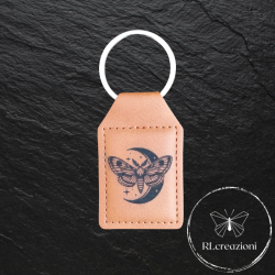 Porte-clés en simili cuir avec gravure laser. Papillon de nuit avec lune. Personnalisables. Idéaux comme gadgets d'entreprise.