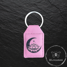 portachiavi in similpelle con incisione laser. Fiore di loto con luna. Personalizzabili. Ideali come gadget aziendali