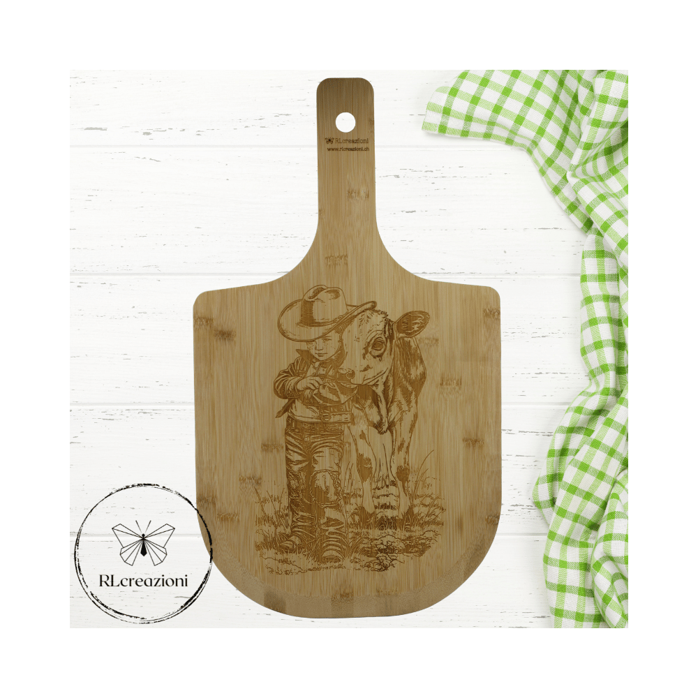 Planche à découper avec gravure laser 'cowboy child'. Personnalisation sur demande
