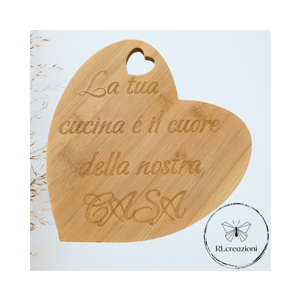 tagliere in legno di bambù.La tua cucina è il cuore della nostra casa. Festa della mamma