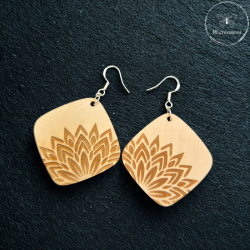 Orecchini in legno creati in Ticino e super leggeri. Gancio in argento e incisione originale.